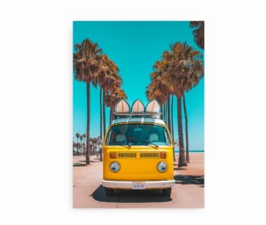 Plakat med en gul retro campervan med surfbrætter på taget, omgivet af palmer.