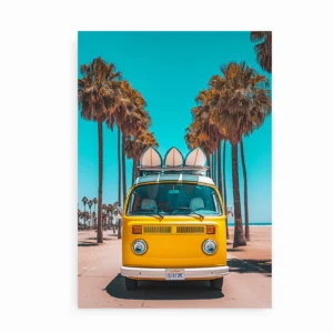 Plakat med en gul retro campervan med surfbrætter på taget, omgivet af palmer.