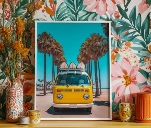 Plakat med en gul campervan placeret mod en farverig blomstret væg.
