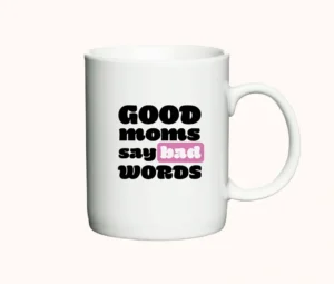 Hvidt keramikkrus med teksten Good Moms Say Bad Words i sort og lyserød.
