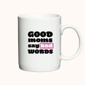 Hvidt keramikkrus med teksten Good Moms Say Bad Words i sort og lyserød.