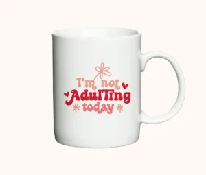 Hvidt keramikkrus med teksten I’m Not Adulting Today.