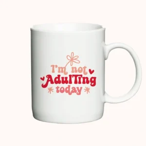 Hvidt keramikkrus med teksten I’m Not Adulting Today.