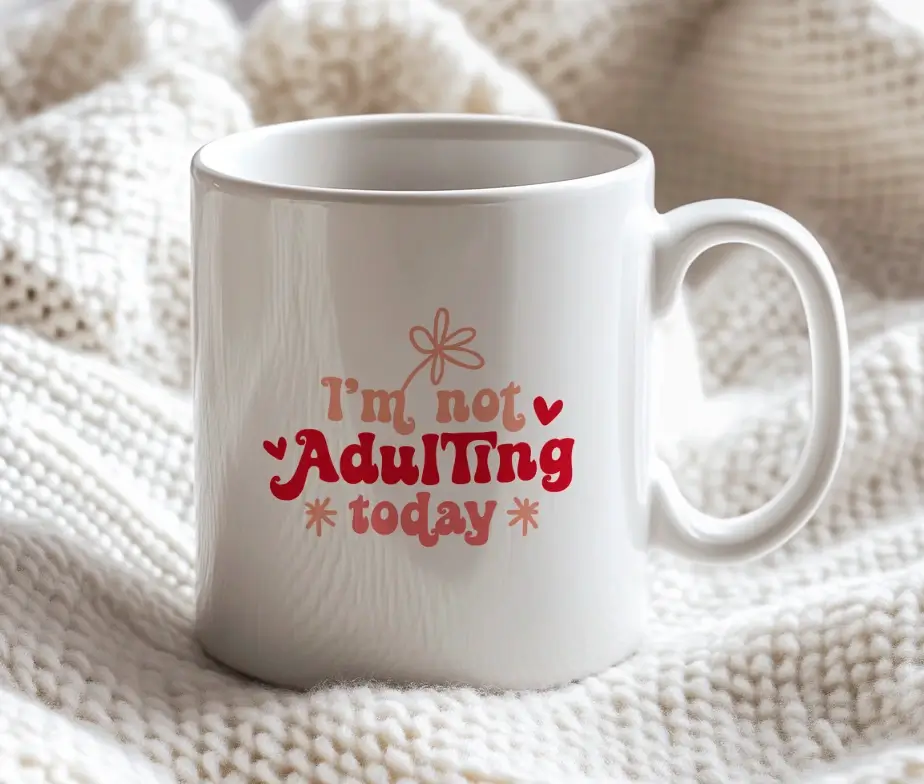 Hvidt krus med teksten I’m Not Adulting Today i rød og rosa skrift.