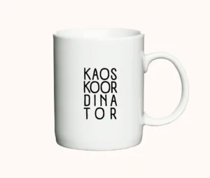 Hvidt kaffekrus med teksten Kaoskoordinator i sort skrift.
