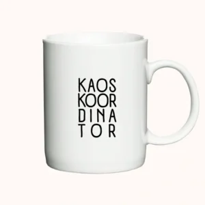 Hvidt kaffekrus med teksten Kaoskoordinator i sort skrift.