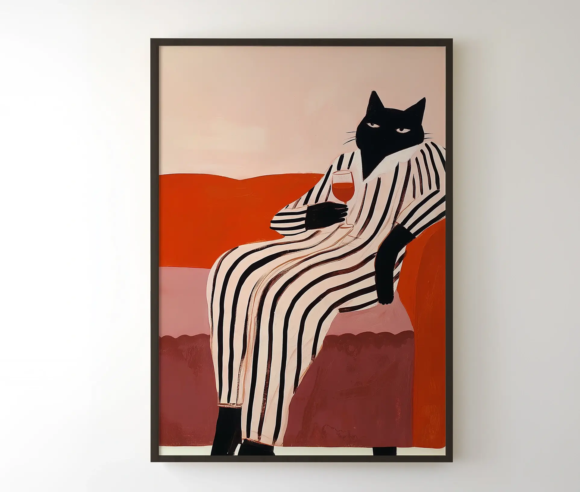 Indrammet plakat med kunstmotiv af en afslappet kat med vin hængende på væggen.