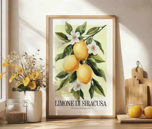 Limone di Siracusa plakat placeret på en træbord ved et vindue med citroner og blomster.