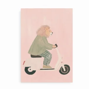 Illustreret plakat med løve på scooter mod rosa baggrund