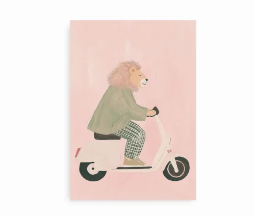 Illustreret plakat med løve på scooter mod rosa baggrund