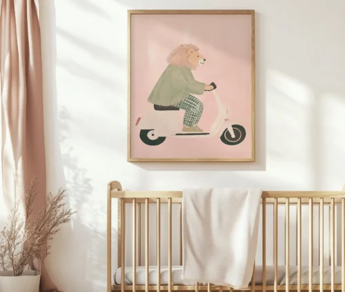 Plakat med løve på scooter i træramme over tremmeseng