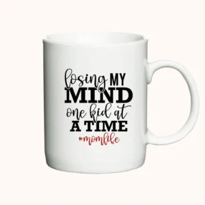 Hvidt kaffekrus med teksten Losing My Mind One Kid at a Time i sort og rød skrift.