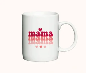 Hvidt krus med teksten Mama i rød skrift med spejleffekt.