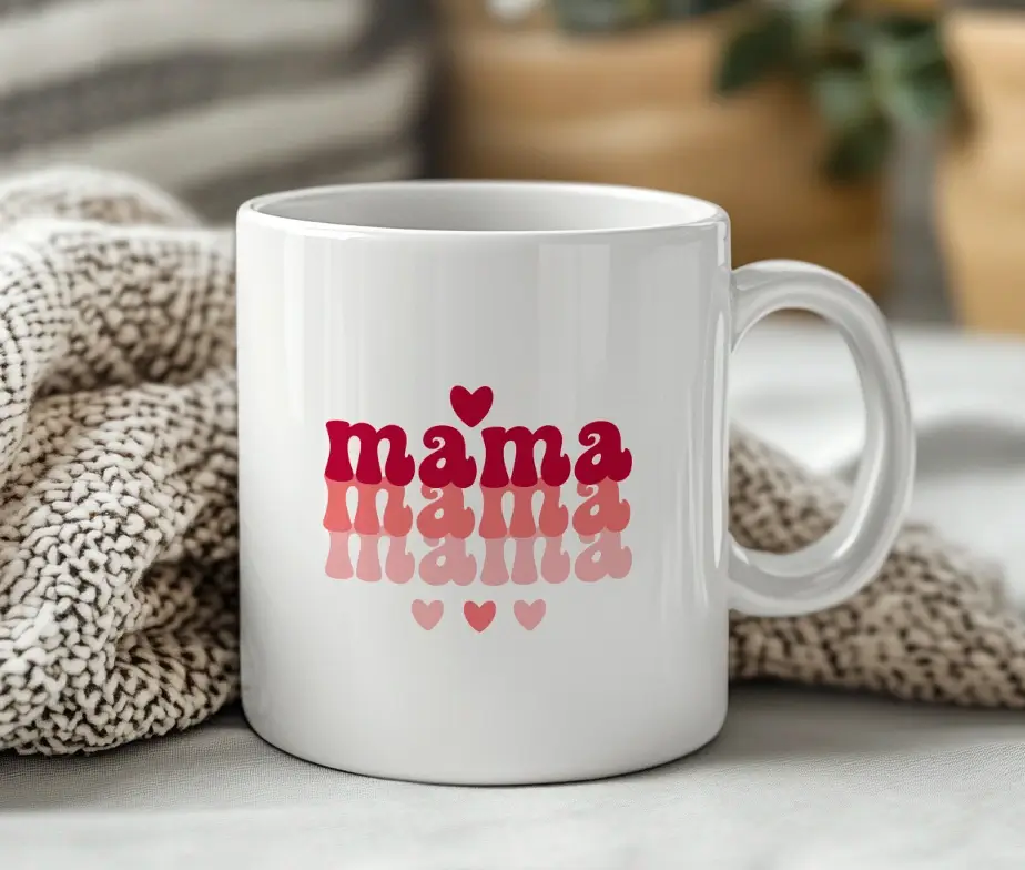 Hvidt keramikkrus med spejleffekt-design og teksten Mama.