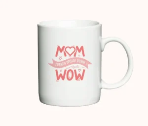 Hvidt keramikkrus med lyserød tekst, der fremhæver mødres WOW-faktor.