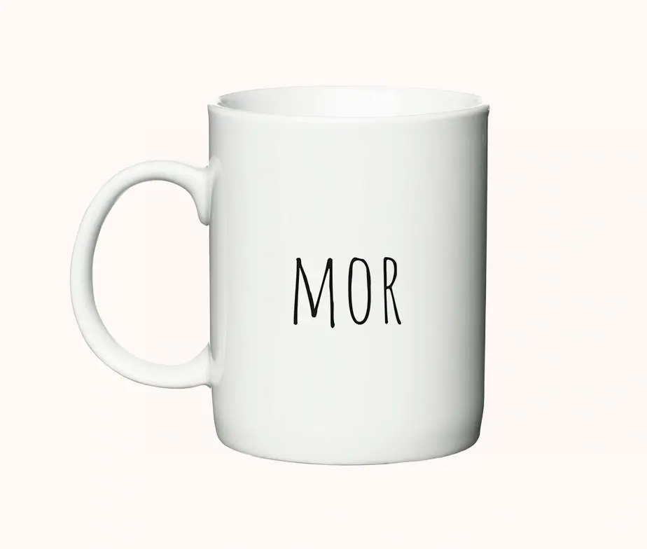 Hvidt krus med ordet MOR i enkel, sort skrift.