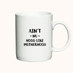 Hvidt keramikkrus med teksten Ain’t No Hood Like Motherhood i sort.