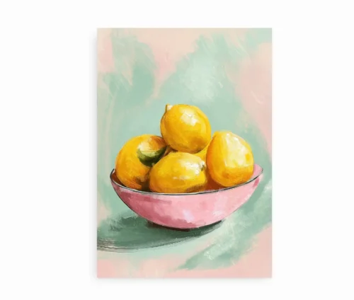Farverig plakat med citroner i en rosa skål på pastelfarvet baggrund.