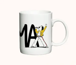 Hvidt keramikkrus med teksten MAMA og en illustration af en syngende sanger i gul jakke.