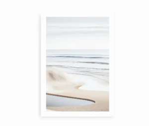 Plakat med roligt strandlandskab og bløde farver