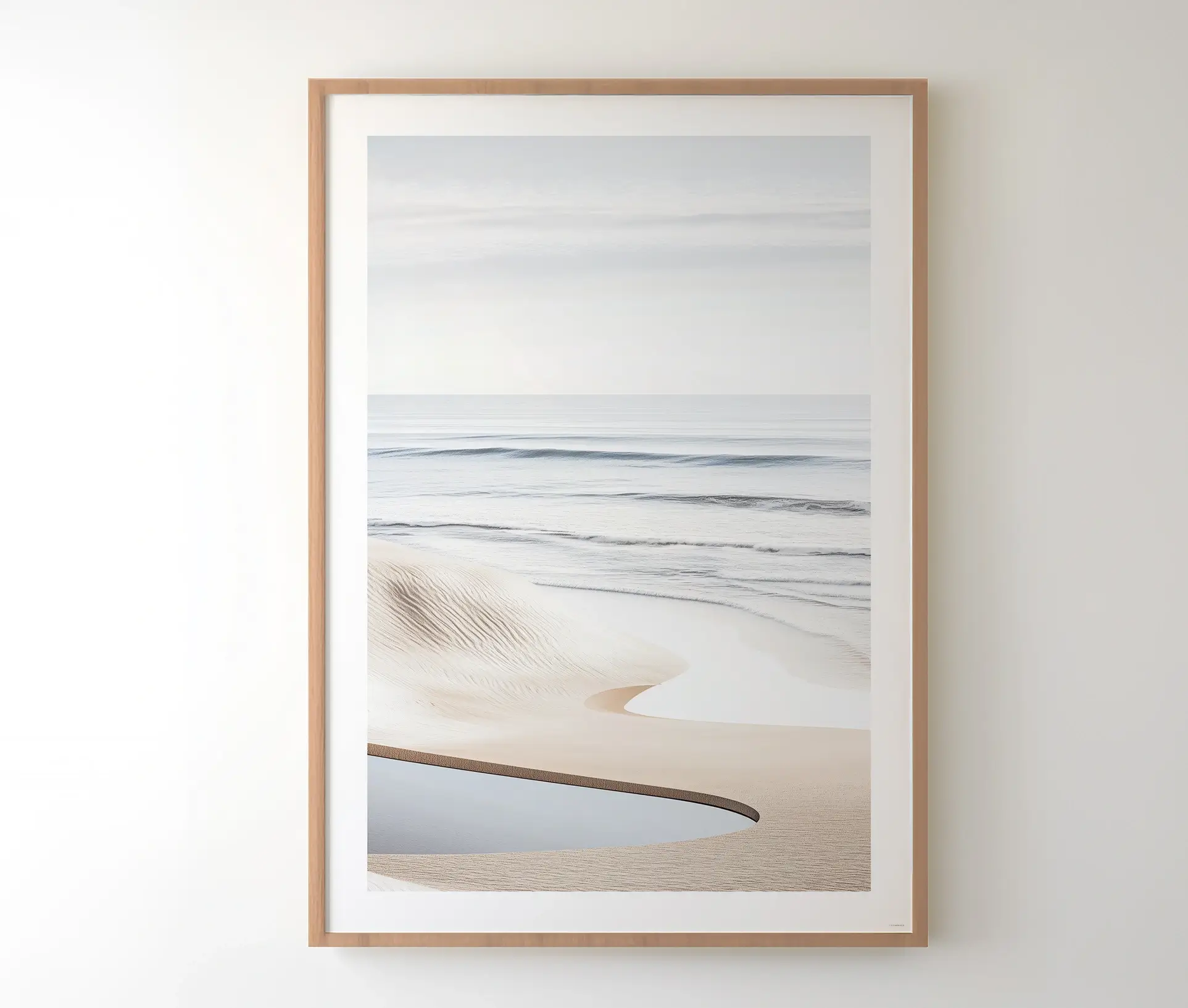 Indrammet plakat med minimalistisk strandmotiv i nordisk stil
