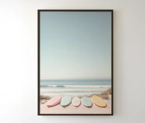 Indrammet plakat med surfbrætter på stranden hængende på væggen.