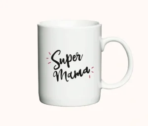 Hvidt keramikkrus med teksten Super Mama i sort skrift med små dekorationer.