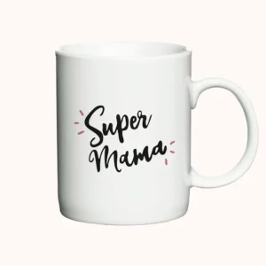 Hvidt keramikkrus med teksten Super Mama i sort skrift med små dekorationer.