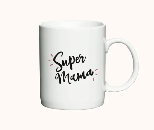 Hvidt keramikkrus med teksten Super Mama i sort skrift med små dekorationer.