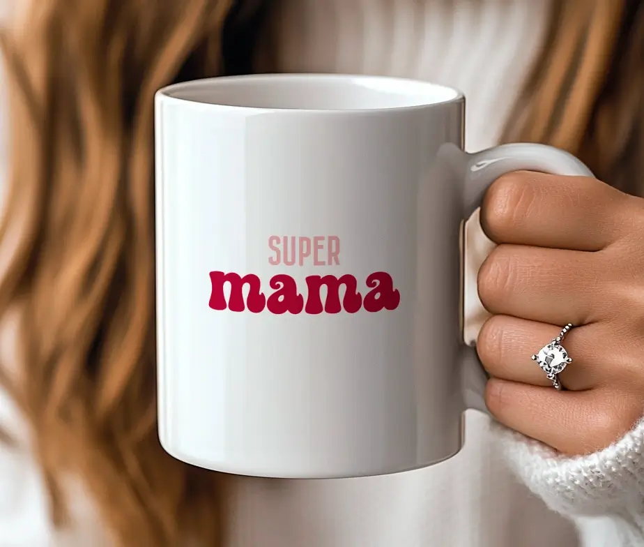Hvidt krus med teksten Super Mama i rosa og rød skrift.
