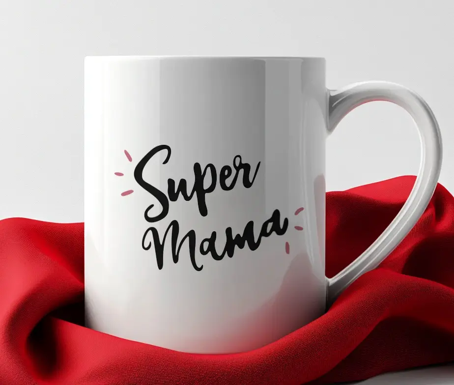Hvidt kaffekrus med Super Mama tekst placeret på en rød baggrund.