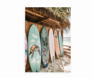 Plakat med farverige surfboards i tropisk strandmiljø