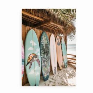 Plakat med farverige surfboards i tropisk strandmiljø