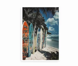 Plakat med farverige surfbrætter opstillet i sandet på en tropisk strand.