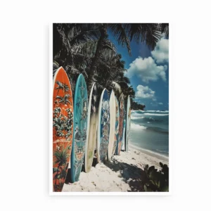 Plakat med farverige surfbrætter opstillet i sandet på en tropisk strand.