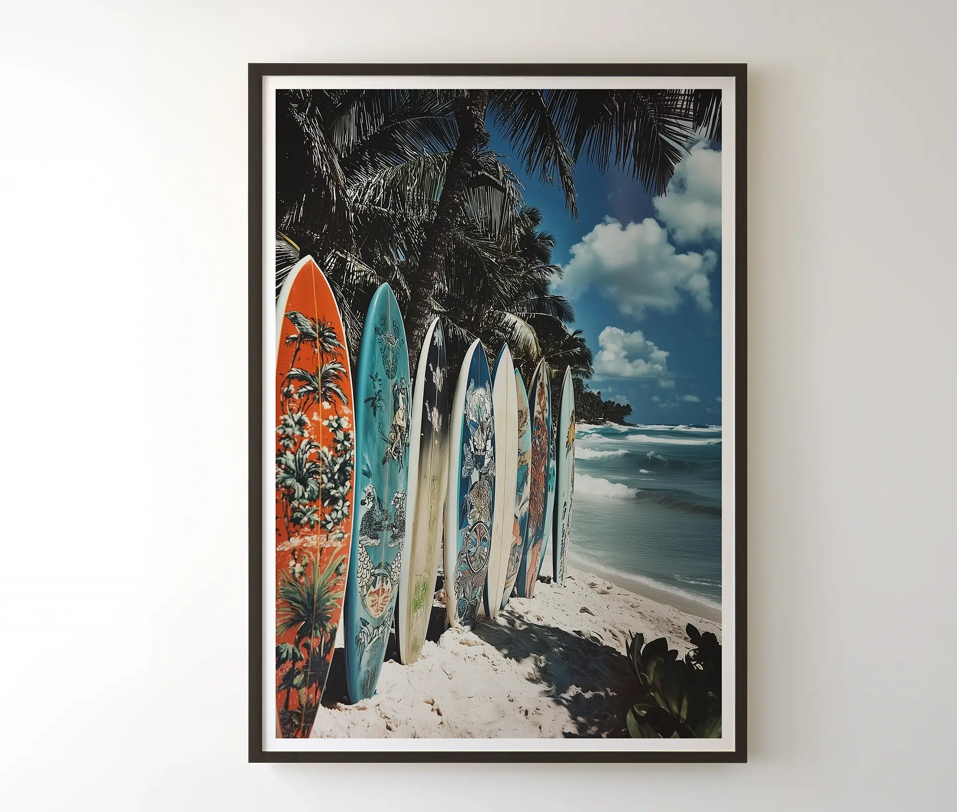 Indrammet plakat med surfbrætter på en tropisk strand hængende på væggen.