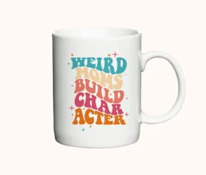 Hvidt kaffekrus med farverig tekst Weird Moms Build Character i retrostil.