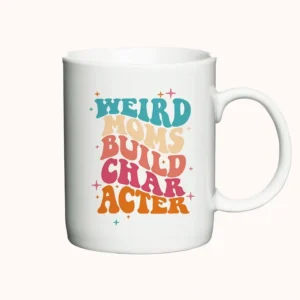 Hvidt kaffekrus med farverig tekst Weird Moms Build Character i retrostil.