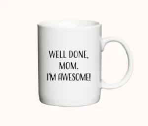 Hvidt krus med teksten Well Done, Mom. I'm Awesome! i sort skrift.
