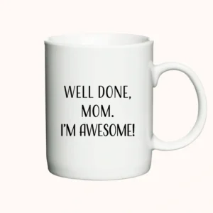 Hvidt krus med teksten Well Done, Mom. I'm Awesome! i sort skrift.