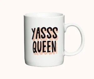 Hvidt keramikkrus med teksten Yasss Queen i sort med lyserød skygge.