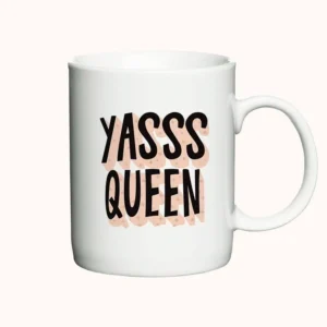 Hvidt keramikkrus med teksten Yasss Queen i sort med lyserød skygge.