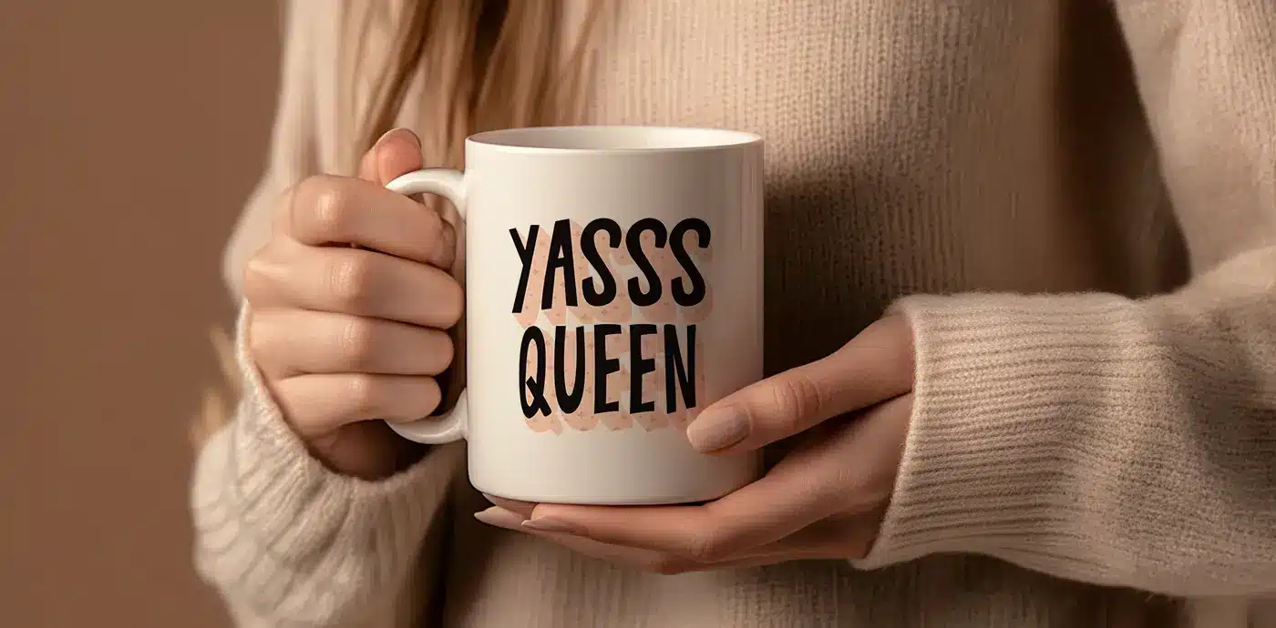 Hvid kaffekop med teksten "Yasss Queen"