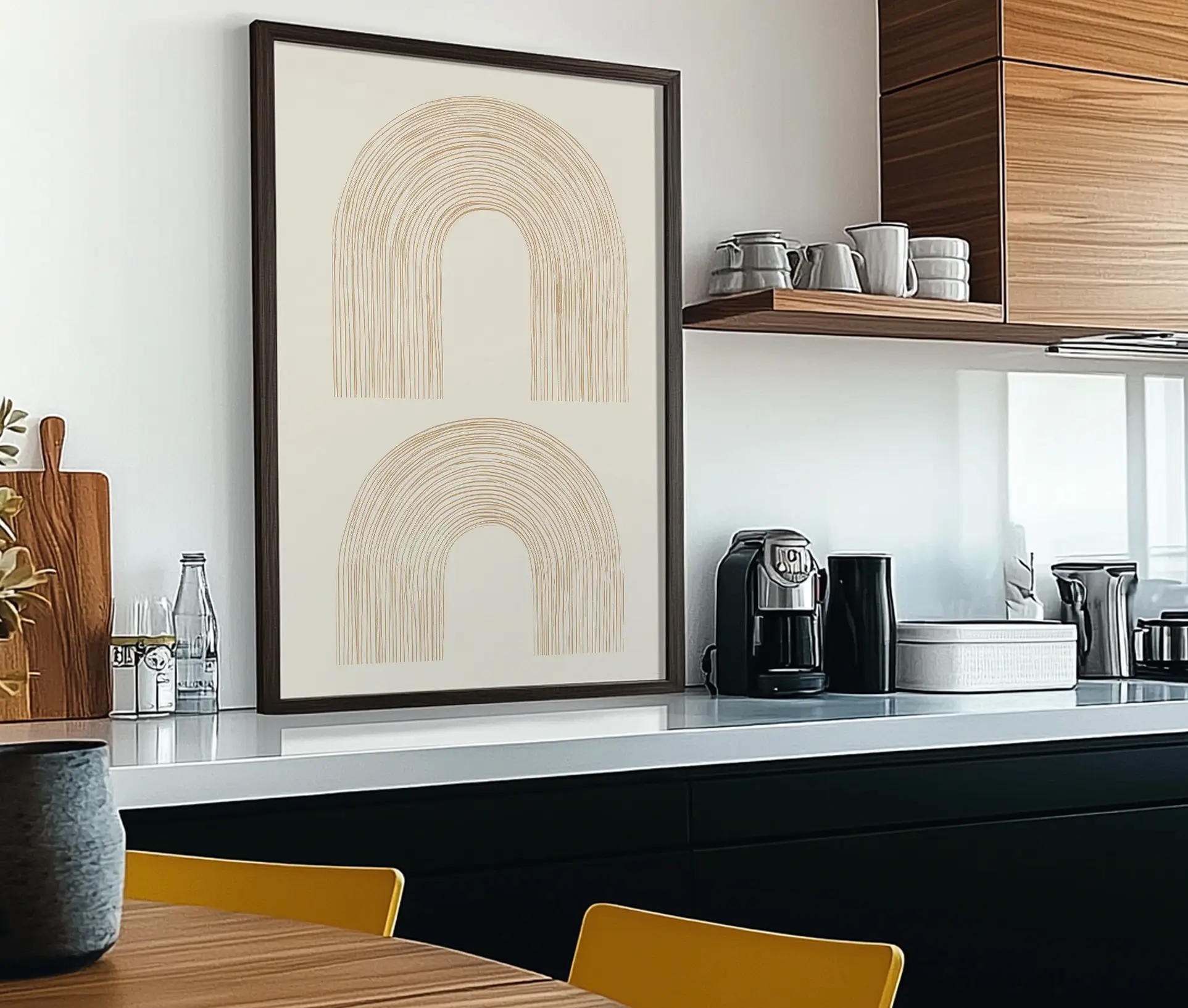 Plakat med to gyldne buer hængende i moderne køkken