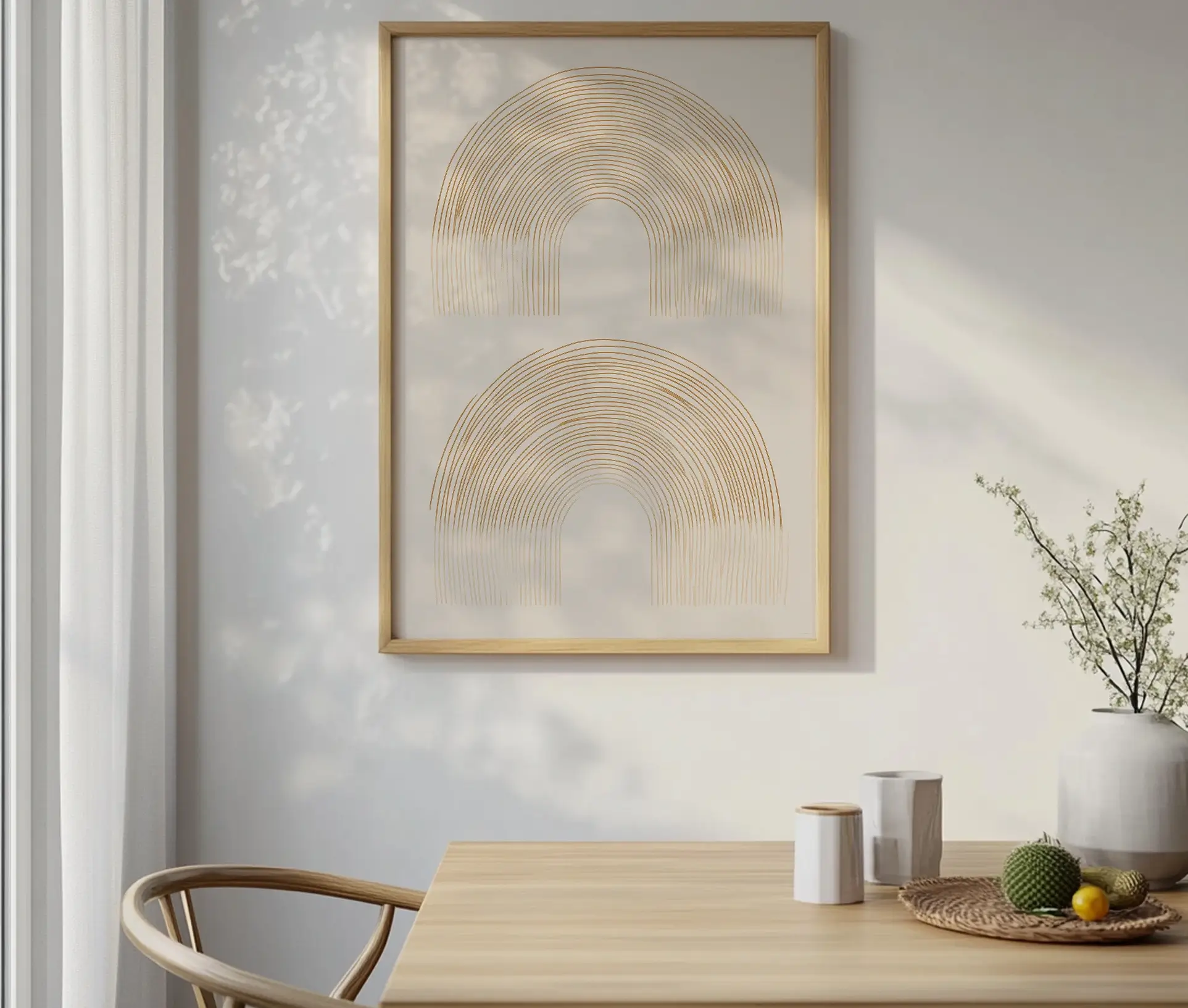 Plakat med gyldne buer ophængt i spiseområde