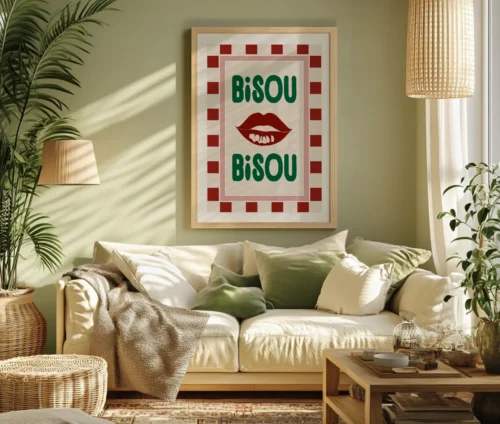 Bisou Bisou plakat i stue med grønne og hvide puder