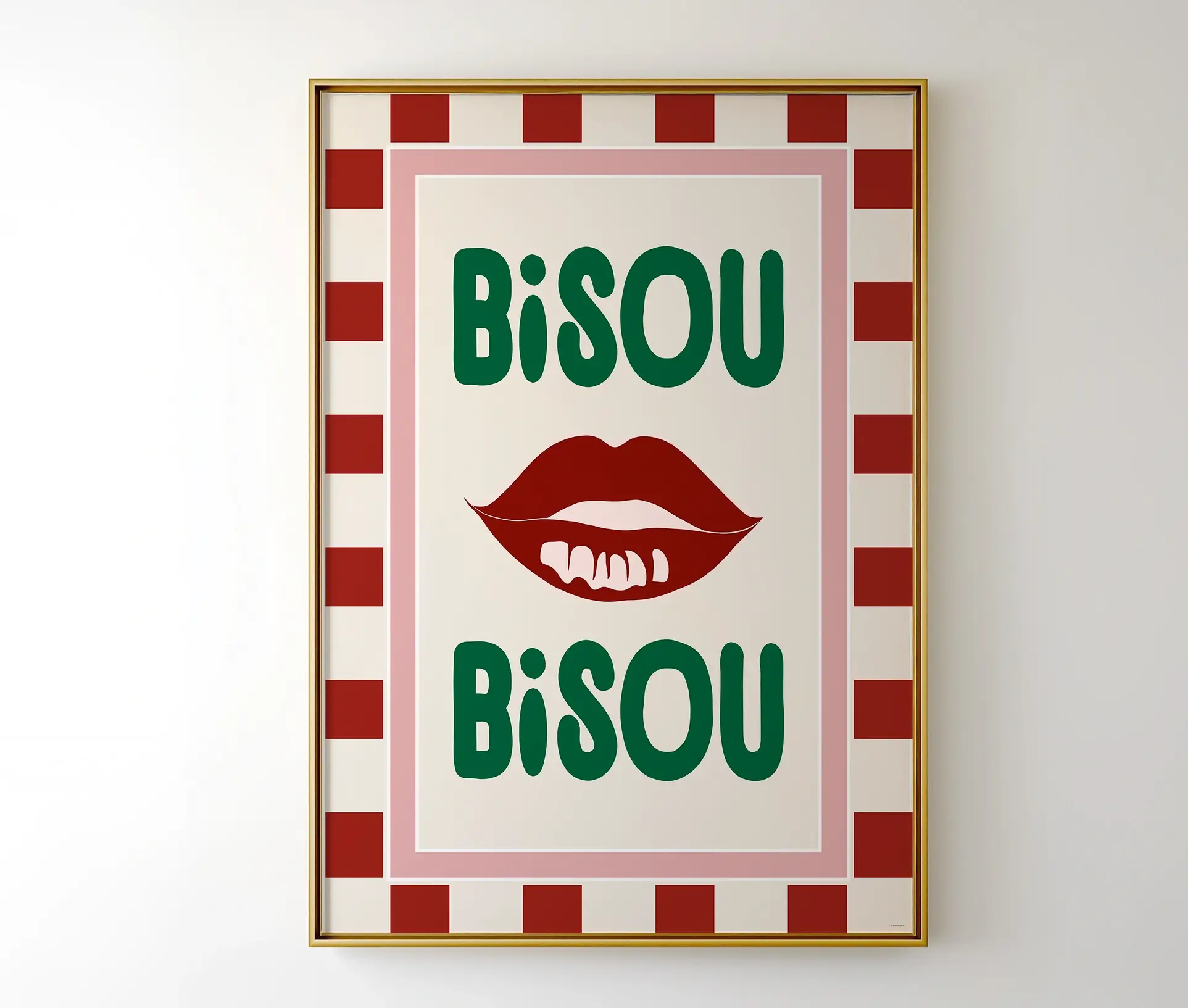 Indrammet Bisou Bisou plakat i retro farver på hvid væg