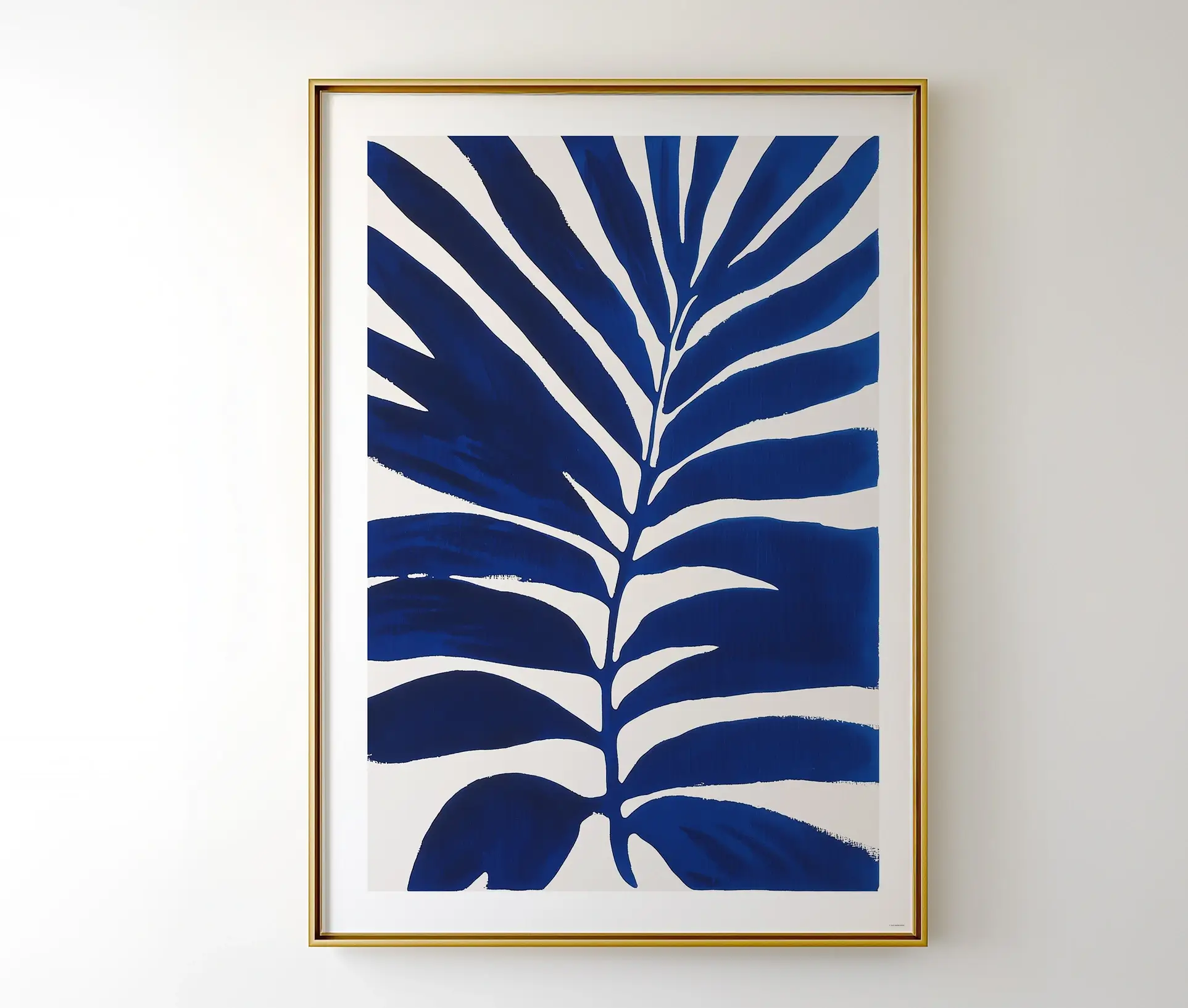 Indrammet plakat med blåt palmeblad i moderne grafisk stil
