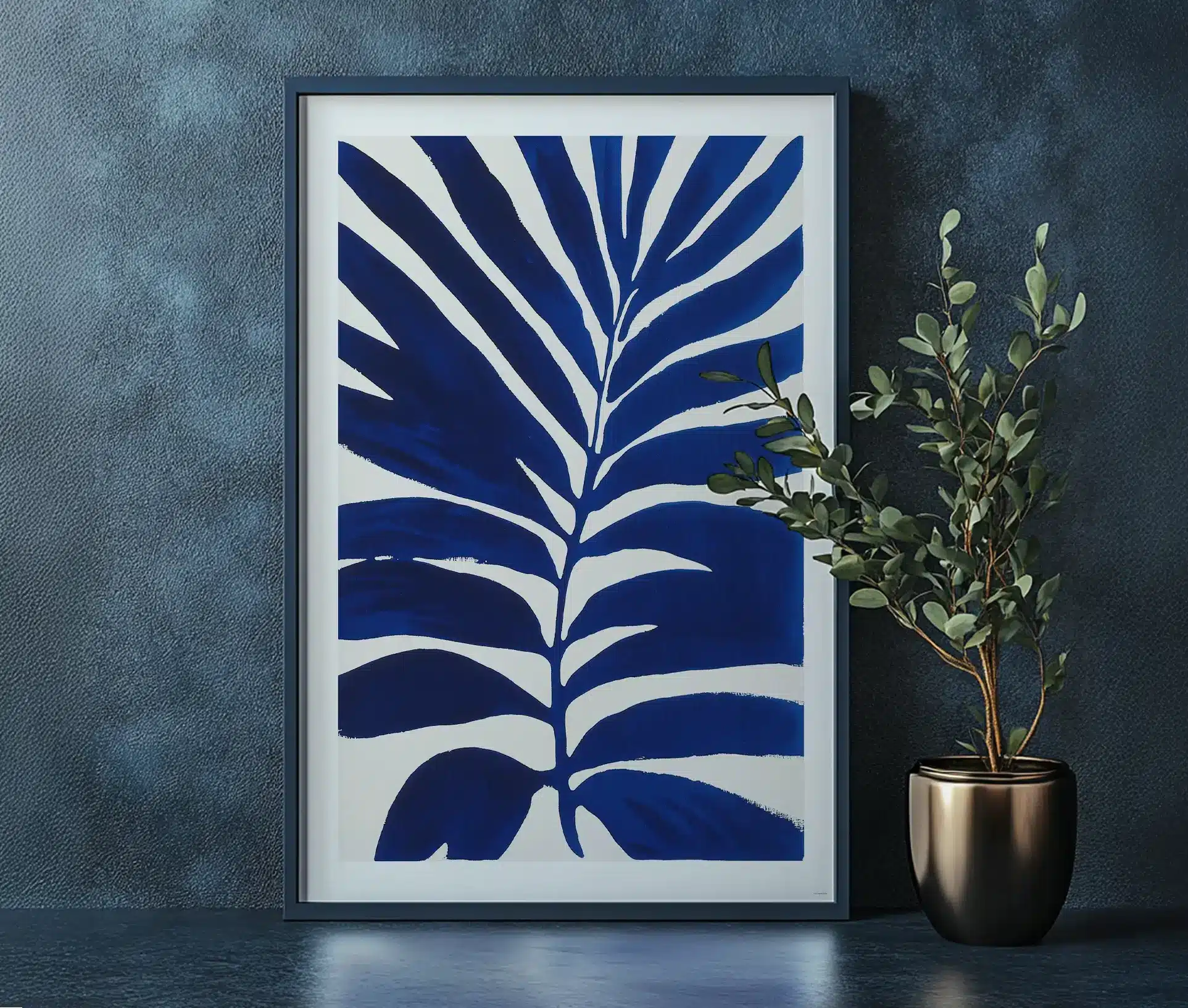 Plakat med blåt palmeblad i mørk ramme i moderne interiør