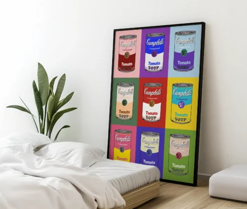 Farverig Pop Art plakat med Campbell’s dåser stående ved seng